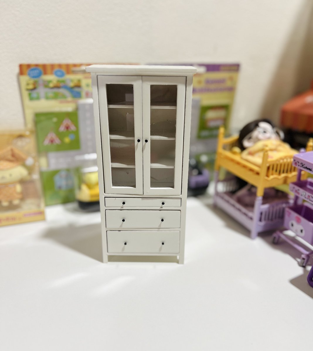 🛋️ตู้ตกแต่งห้องตุ๊กตา 250 บาท 
🩵Scale 1:6 
📮Ems 35 บาท
💌 Fใต้โพสต์หรือ Dm ได้เลยค่า #ชุดตุ๊กตา20cm