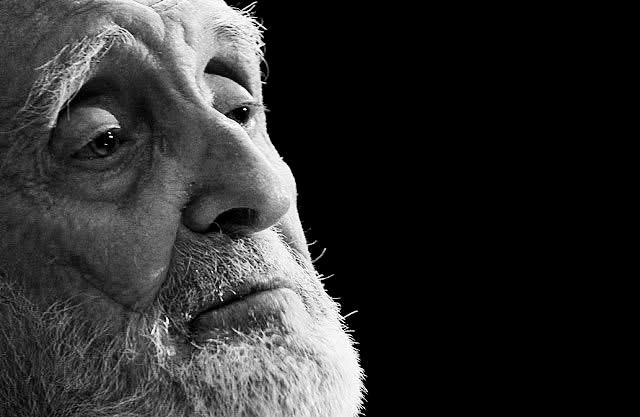 "Yo no admiro a la gente por su poder, ni por su dinero, eso no me interesa nada, a mí me interesa la capacidad de comprender".

José Luis Sampedro.