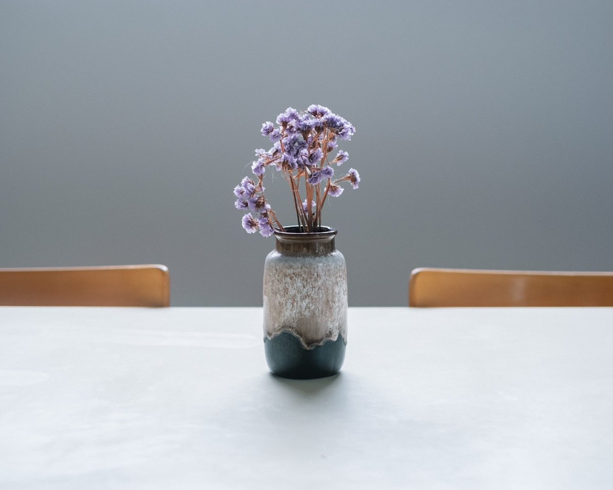 気分を替えるため花瓶交代。ドライフラワーは1年以上おなじです。かえ