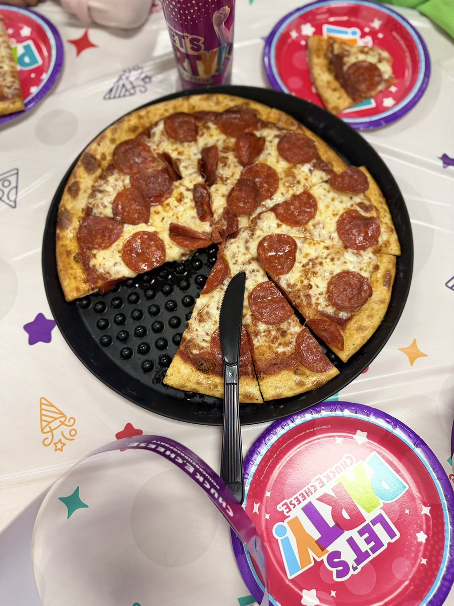 willdefries's tweet image. counterpoint: chuck e cheese pizza is actually elite

— buttered crust with hints of garlic
— always consistent, it’s all they really make
— never messy, they know their audience

if you’re too good for chuck e cheese as your free work-provided meal, you have zero dog in you