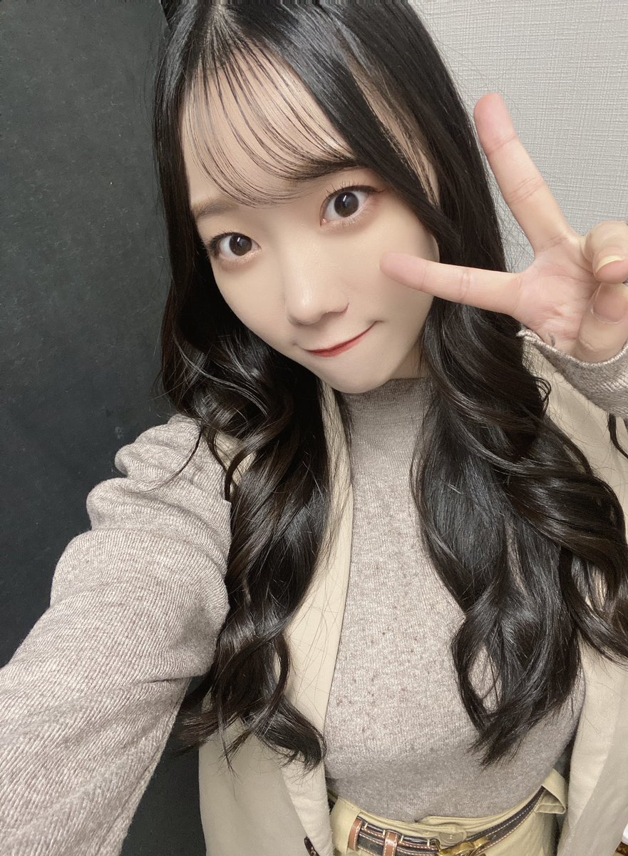 遅くなりましたが、昨年もありがとうございました☺︎
うれしい時も、ちょっと落ち込んだ時も、みんなの言葉や応援が本当に力になってます🥲2026ねんもみんなのことだいすき！今年もよろしくお願いします🎍🤍
年末年始は何して過ごしてた~？りさは紅白のAKB見ながら涙して年越しました✌︎