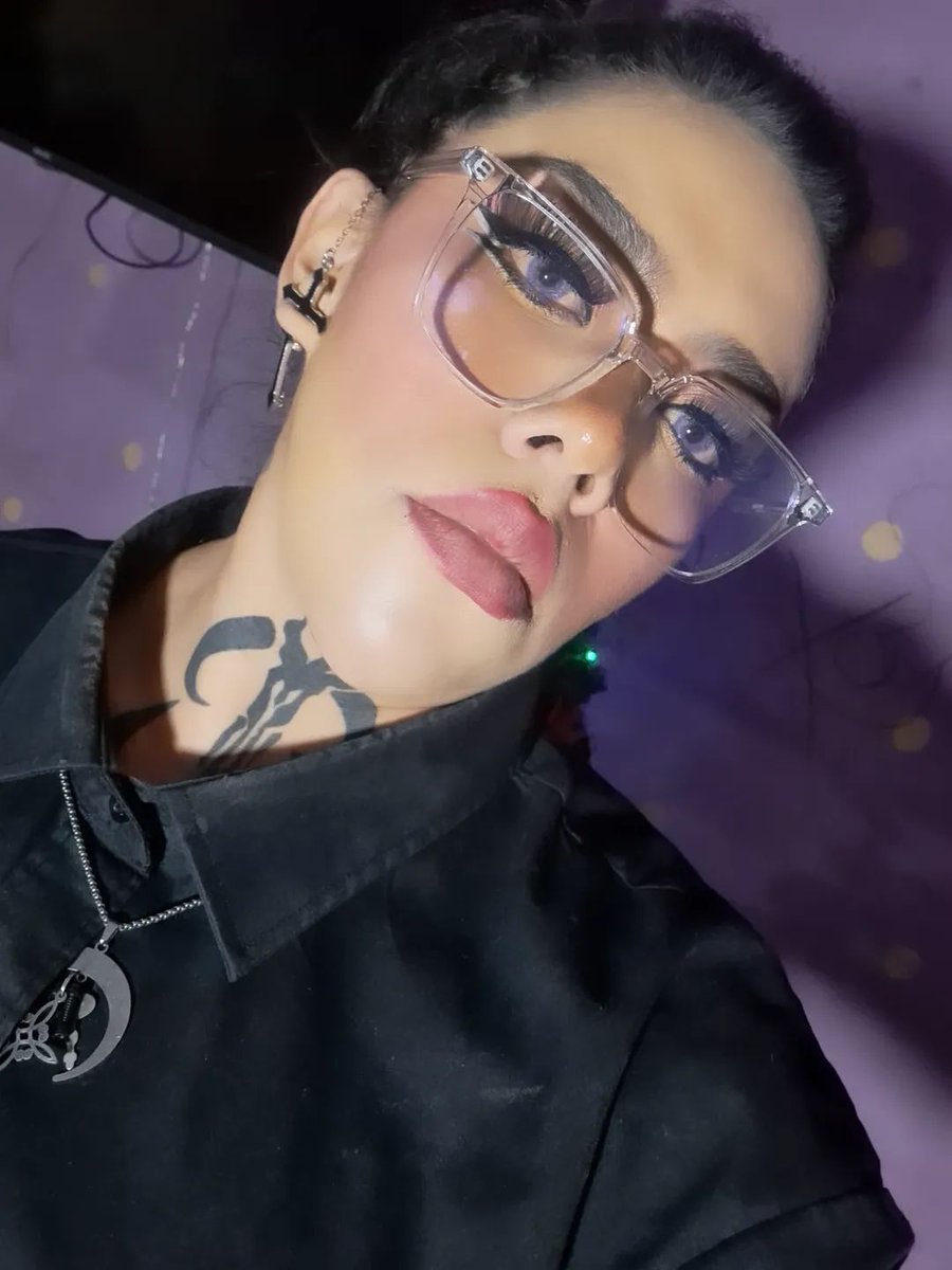 moonlyrap's tweet photo. Yo soy pionera tú échale ganas y 10 filtros más para eso son seño yo adoro que se me vean mis cacarizos 🫴🏻🧠 https://t.co/3Z22G1lhpe