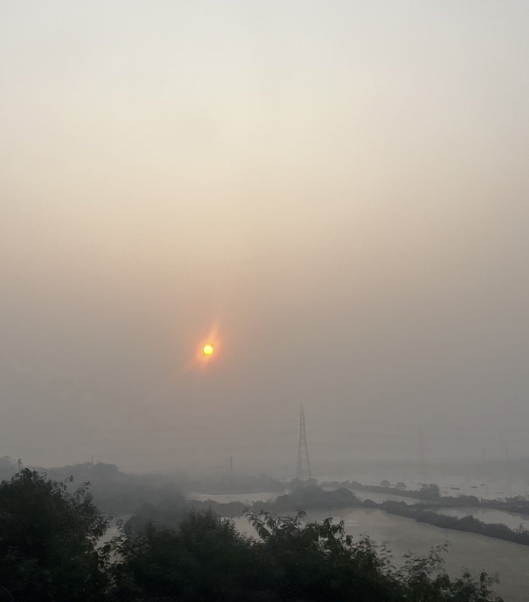 akumsin's tweet photo. A foggy morning Sunrise. #mumbai #cityflo https://t.co/bJC20xiK9x