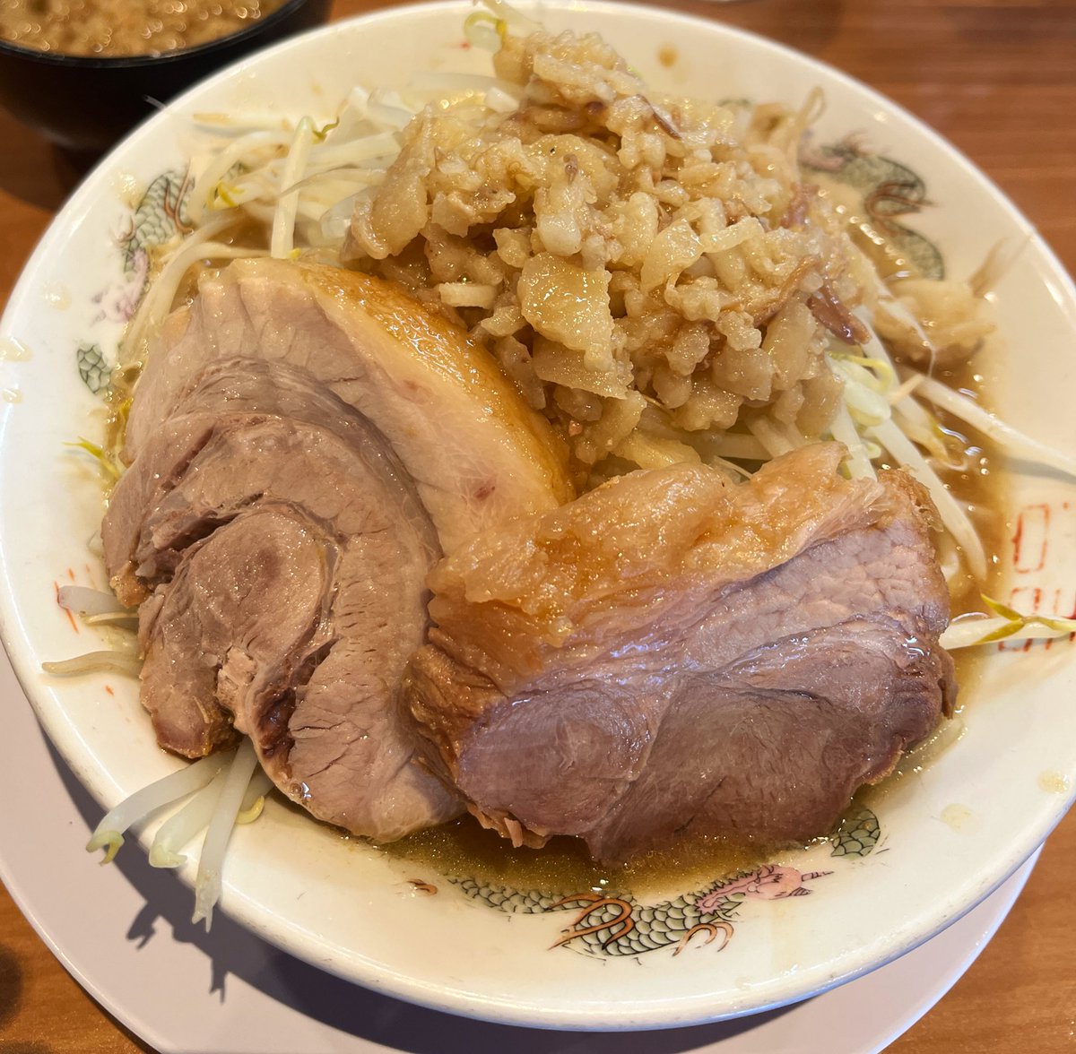 HOFX1982's tweet photo. 麺処ほん田　東十条店

ミニラーメン(150g)
ニンニク少しヤサイアブマシ
別皿アブラ

あけましておめでとうございます🎍
今年1発目
ご馳走様でしたー https://t.co/moZhDZDq6B