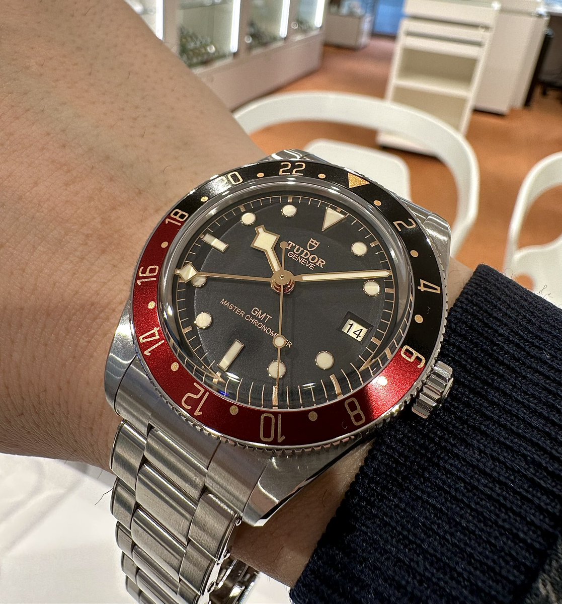 riberowatch's tweet image. ブラック×バーガンディの落ち着いた配色が、
チューダーらしい「控えめだけど芯のある個性」とちょうどいい。
派手さはないのに、しっかり印象に残る好バランス。

#チューダー #ブラックベイ58GMT #7939G1A0NRU #腕時計好きと繋がりたい