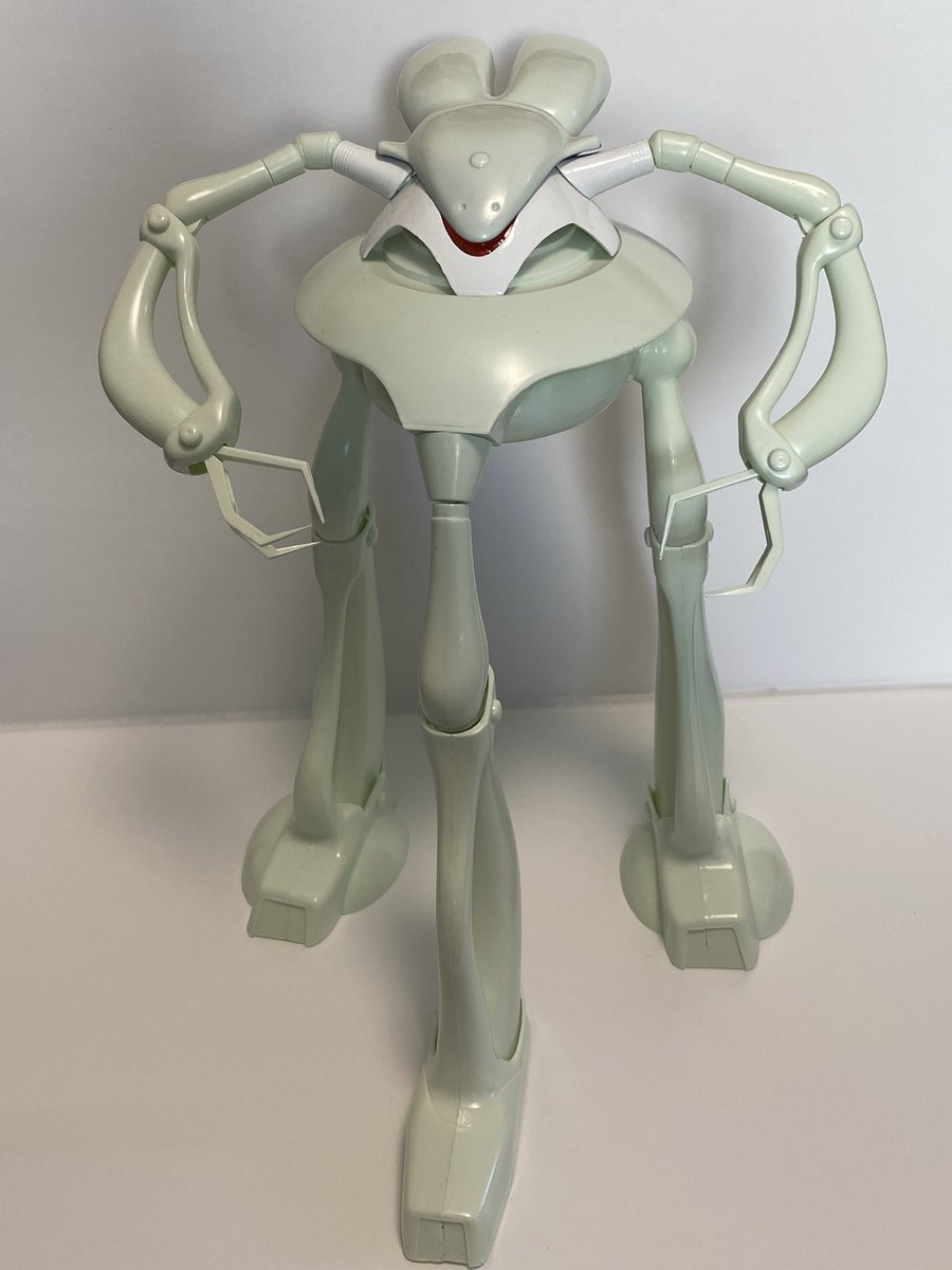 600分の1ザンザ・ルブ、なんとか組み上がったけどデカすぎて慄いている。80年代にこんなクソでかいキット出したの…? 