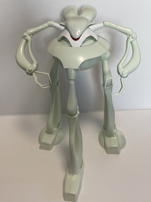 600分の1ザンザ・ルブ、なんとか組み上がったけどデカすぎて慄いている。80年代にこんなクソでかいキット出したの…? 