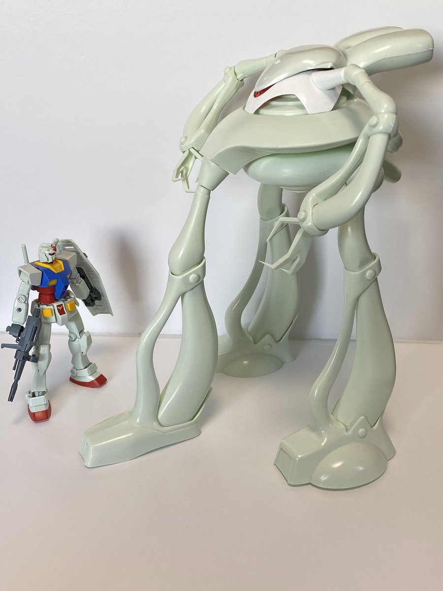 600分の1ザンザ・ルブ、なんとか組み上がったけどデカすぎて慄いている。80年代にこんなクソでかいキット出したの…? 