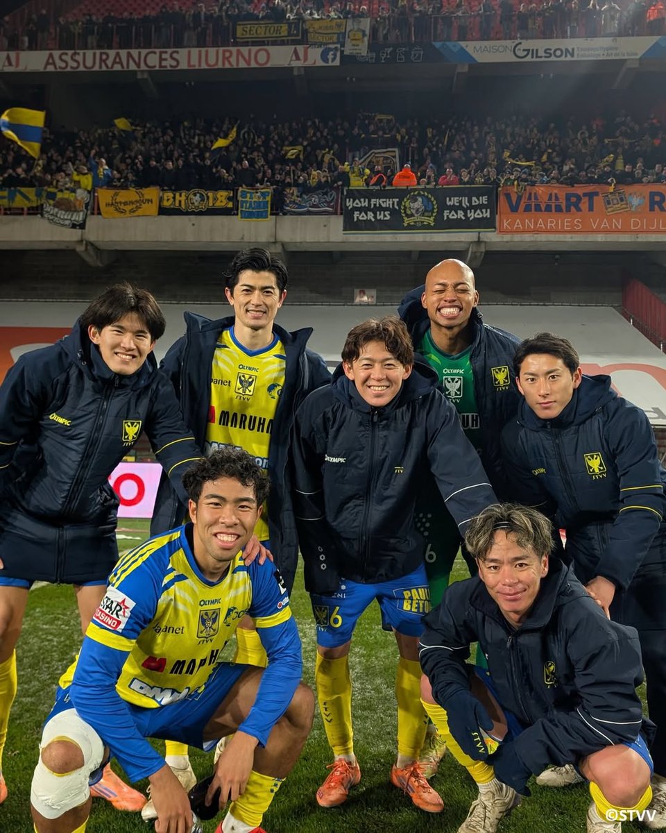 Boxer949's tweet image. 最高の一枚ですね😆⚽️✨

熱い試合のあとでも、この笑顔😊🌟
チームの一体感と勝利の喜びが伝わってきます🔥💛💙
スタンドの声援も力になって、最後まで戦い抜いた結果ですね🙌🎉
こういう瞬間を見ると、サッカーの魅力を改めて感じます⚽️💫