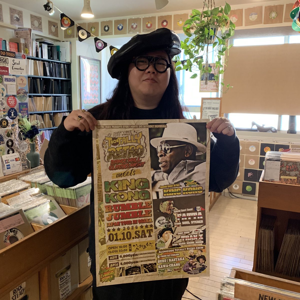 TOTALLYRETRO20's tweet photo. 📃Street Promotion📃

◉01/10(土)
TOTALLY RETRO meets
KING KONG ”Rumble Jumble” 
JAPAN TOUR 2026 in 大阪
at. かくれあわび

大阪/桜川のレコード店

【Drum &amp; Bass Records】

Oldies ReggaeやDancehall Classicsの
独自の目線で幅広くレコードあり

ポスターご協力ありがとうございます🙇🏻‍♂️ https://t.co/YJAzaTHSee
