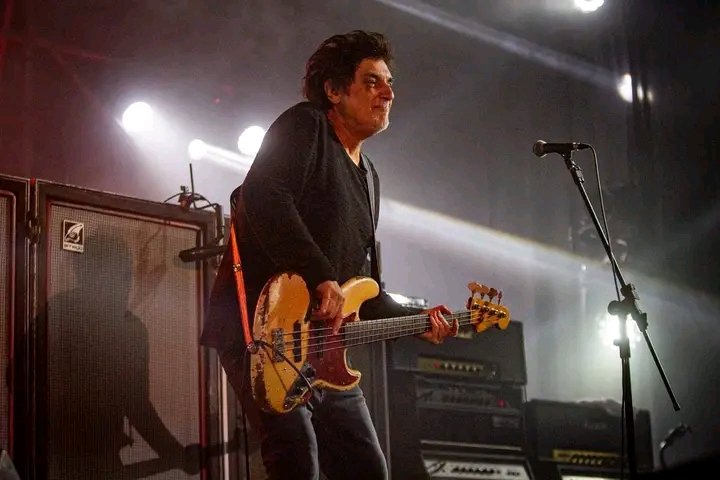 Un 6 de Enero, pero del año 1954, nacía en Hurlingham el mejor bajista que parió el rock argentino, el tipo que hace más de 50 años que desafía la ciencia y cualquier lógica con su técnica y estilo irrepetible. Hoy está cumpliendo 72 años Diego Arnedo, bajista de Divididos y Sumo