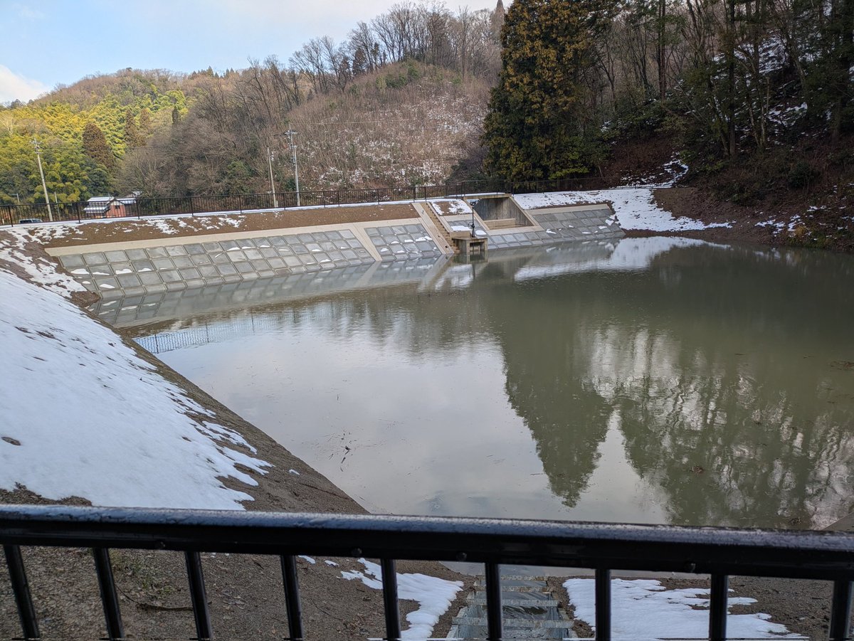 DDoboku's tweet photo. 完成検査が終わってゲートを閉めた状態を見たくて現場へ！斜樋管のため池栓から水が抜けて底樋管から流れていました。洪水吐の越流堰を越えてるところも見てみたい。。笑 https://t.co/BNJ0yL0fc4