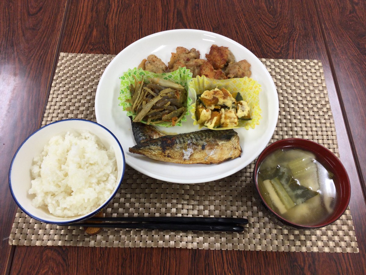 maru_hyuuga3's tweet photo. こんにちは!
#まるみつ日向店 です😀
天気はいいですが寒いですね💦
春が好きなので早く冬が終わってほしいです😩
今日の #スタッフランチ は
🍴塩鯖
🍴フライドチキン
🍴きんぴらごぼう
🍴かぼちゃタルタル焼き
🍴みそ汁です😋
皆様のご来店お待ちしております🤗
#FANBOOST https://t.co/jQmW9nUs21