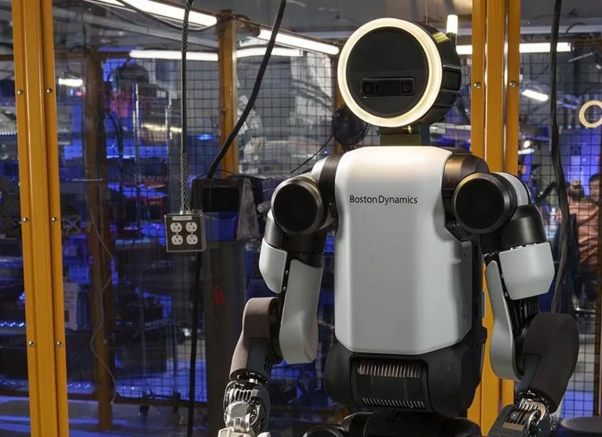 🇺🇸 HYUNDAI TO DEPLOY HUMANOID ROBOTS AT U.S. FACTORY BY 2028🚨

   Hyundai Motor Group will deploy Atlas humanoid robots, developed by Boston Dynamics, at its Georgia factory from 2028.

    Revealed at CES, the robots will assist workers, manage machines autonomously, and handle