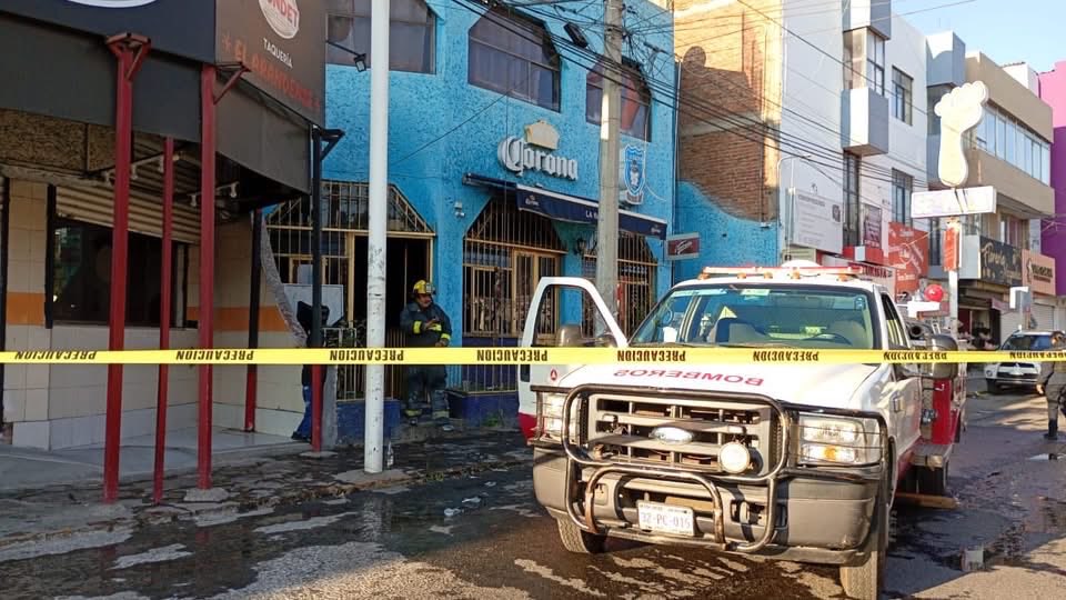 zacatecasens's tweet photo. #Entérate 🔥 Bomberos controlan #incendio en #comercio sobre avenida García Salinas en #Guadalupe

Al arribar al lugar, los #elementos procedieron a realizar maniobras de sofocación y enfriamiento y evitar su propagación a #negocios aledaños. El área fue #asegurada. https://t.co/APg7AGkbTv