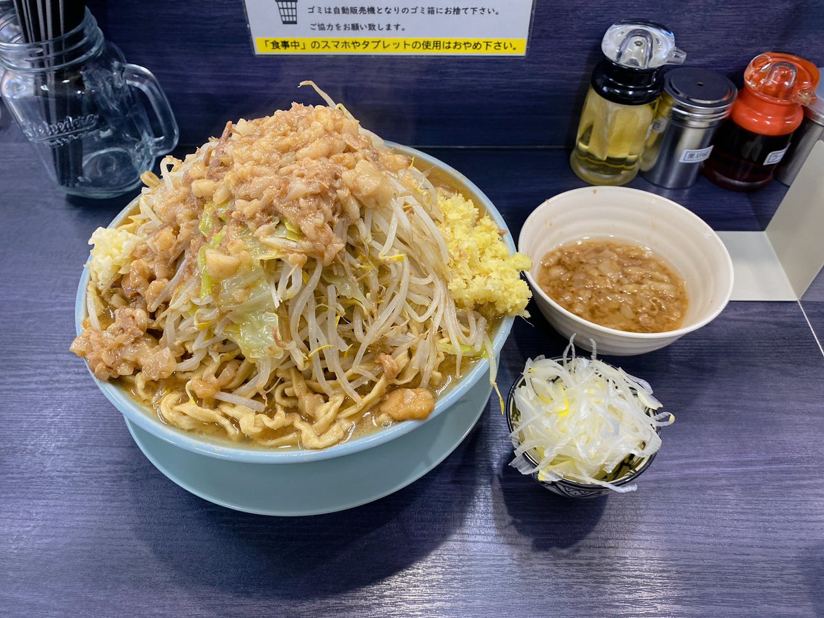 オリバーヌードル
・ラーメン
・ミソアジ
・大盛り×2
・ブタマシ
・アブラマシ(別皿)
・ネギ
…色々ありがとうございました!
…delicious!!