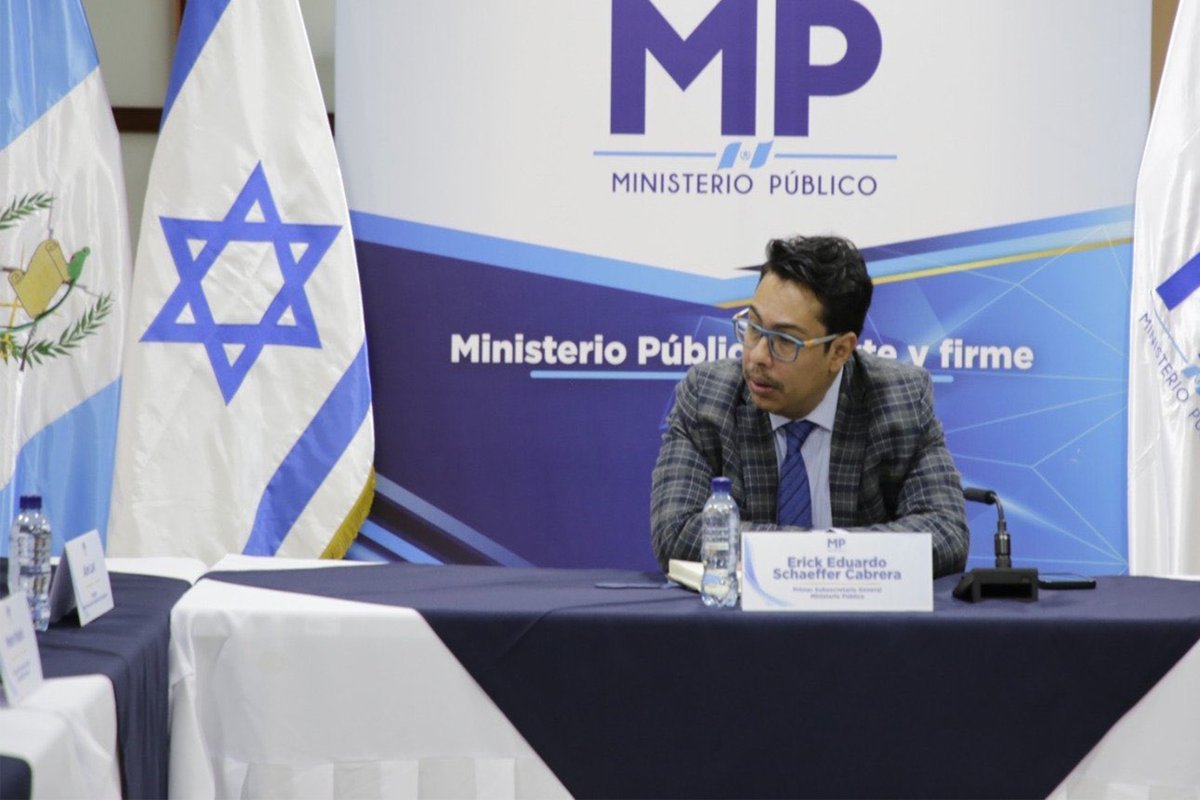 #AHORA Subsecretario de Consuelo Porras renuncia al cargo 

Erick Schaeffer, primer subsecretario del Ministerio Público, y quien se mantenía como uno de los hombres de confianza de Consuelo Porras y Ángel Pineda, presentó su renuncia al cargo. 

Esta renuncia se da en un momento