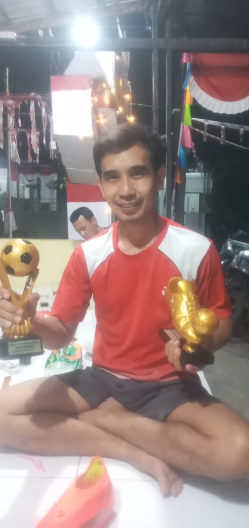 Hi <a href="/grok/">Grok</a> edit foto ini hilangkan piala di tangan ganti dengan mic karaoke dan botol minuman anggur merah, ganti latar belakang menjadi room karaoke dan ditemani 3 LC berpakaian bikini sedang tertawa sambil bernyanyi