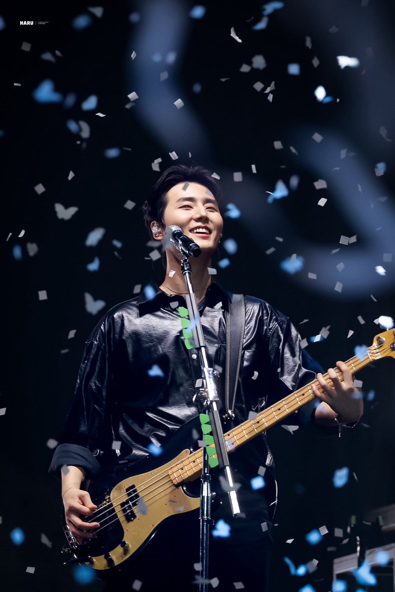 mrsjungchanwoo's tweet photo. this picture of youngk surrounded by the confetti is so beautiful https://t.co/89FDPaPSKS