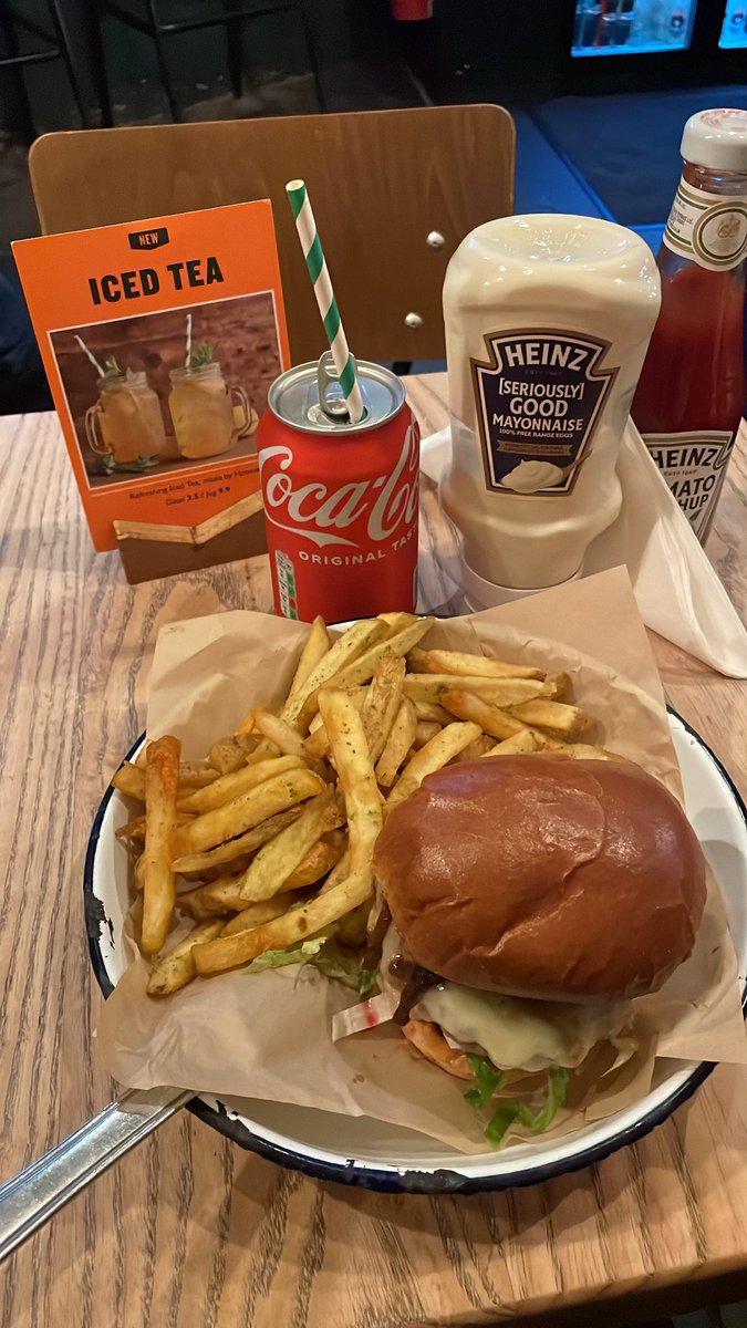 danadanahn's tweet photo. 🍔영국 3대 버거 중 하나인 어니스트 버거!! 

영국에서 제발 맥도날드같은 프랜차이즈점 말고 로컬 버거집 꼭 가주세여
                                        타래로 https://t.co/XtbOAZsuSJ