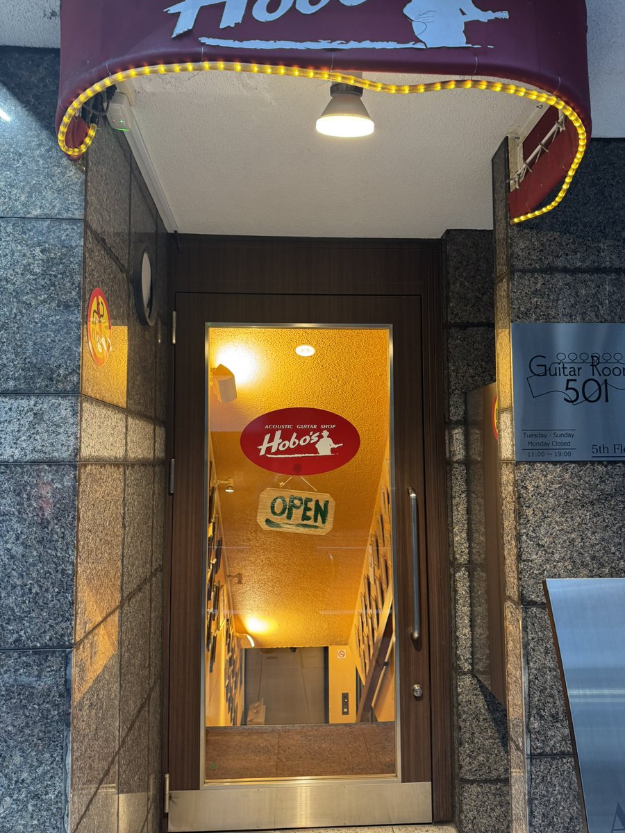 itoshohei's tweet photo. 20歳の時に買ったギター屋さんへリペアをしに行ってきた。

このギターでバクマンのDream of Lifeも弾いた思い入れある一本。

市場的にも珍しい個体だそう。復活したらライブで使えたらいいね🎸 https://t.co/zjpMHoyWJn