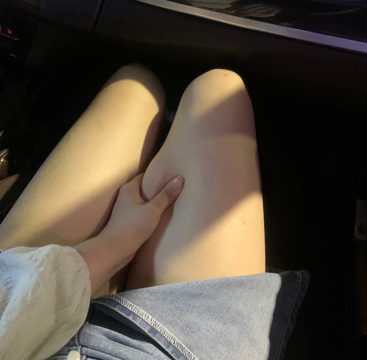 助手席で生足出されたら気が散るって言われたんだけどそんなことないよね…笑？