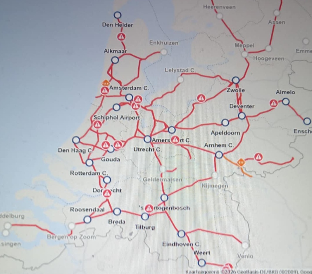 De opmerking van #NS-voorlichter Eric Kroeze, zonet bij Goedemorgen Nederland, dat "bij de winterdienstregeling 80% van de treinen rijdt" is natuurlijk hilarisch! Dat percentage zal vandaag zeker niet worden gehaald. Zie verder voorbeterov.nl/Trein