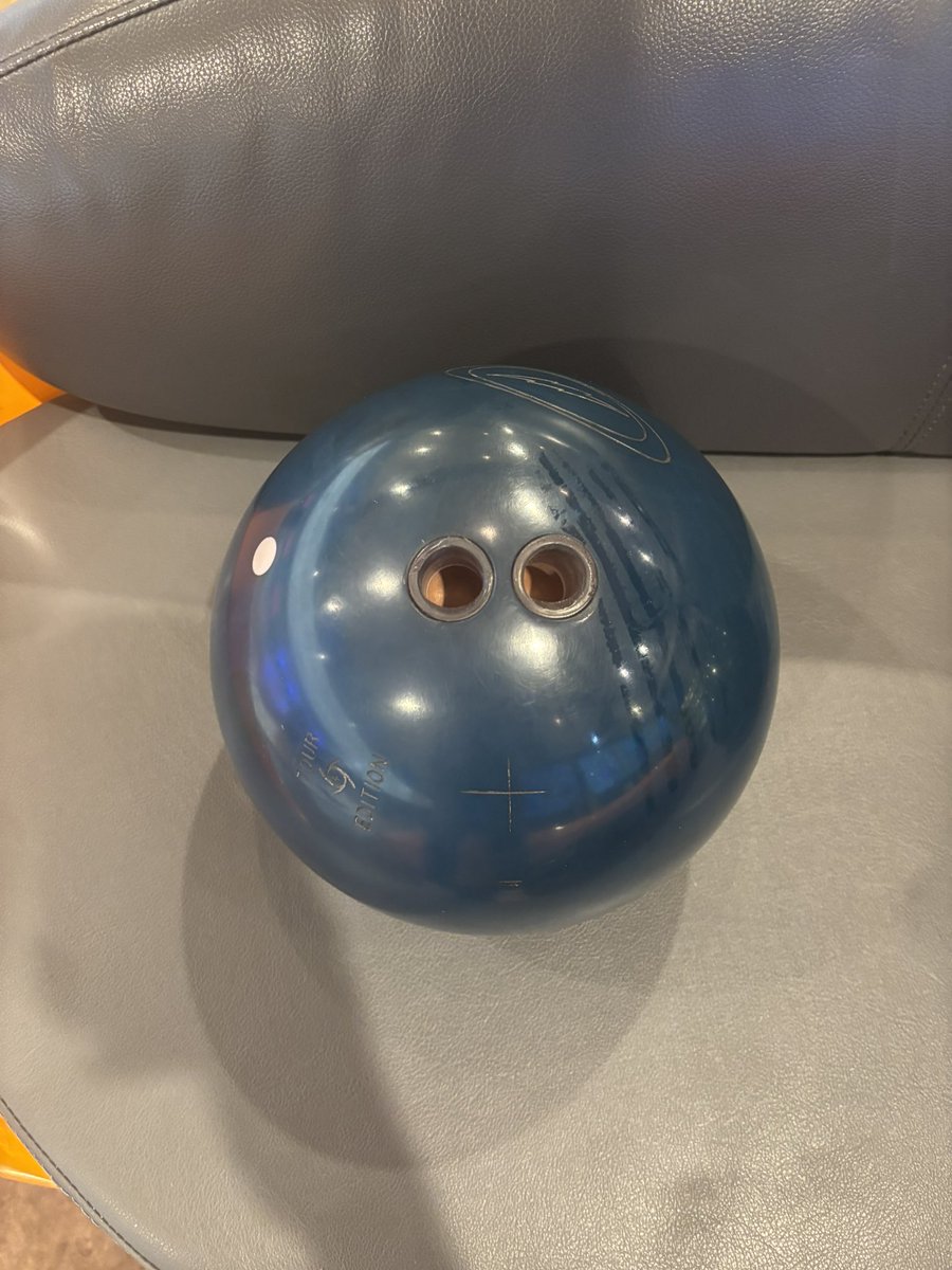tkr1121bowling's tweet photo. 昨日2026年初投げしました！
本年度もよろしくお願いします🎍🎍🎳

投げてみて思ったけど、バックアップに転向したてはフィンガーにめっちゃ被ってたけど、1年経ってフィンガーに被らんくなってきた！
練習あるのみ🔥

 #バックアップ  #ボウリング  #あけおめ https://t.co/nCUkOBEEMU