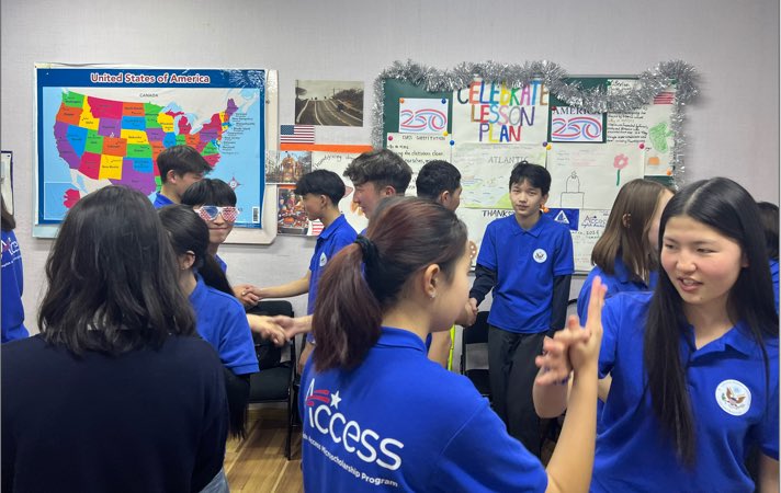 usembmongolia's tweet image. АНУ-ын ЭСЯ-ны ажилтнууд Баян-Өлгий аймагт хэрэгжиж буй 'Access' тэтгэлэгт хөтөлбөрөөр зочиллоо. Сурагчдын соёлын талаарх сониуч зан, нийтийн оролцоо, Америкийн үнэт зүйлсийг ойлголтдоо тусгаж авсан байдал нь уг Access тэтгэлэгт хөтөлбөрийн болоод чин эрмэлзэлтэй багш нарын үзүүлж