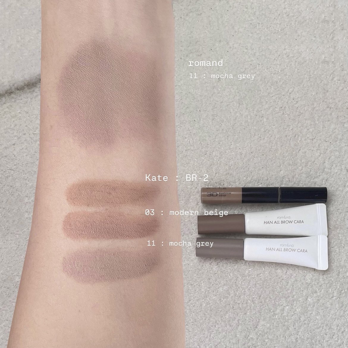 mmytype_'s tweet image. มาสคาร่าคิ้ว* ที่ไม่ติดแดงติดเหลือง 

romand เบอร์11 เลยยชีเป็นneutral tone แบรนด์เคลมเลยว่าเป็นสีที่ไม่ติดแดงติดเหลือง น้ำตาลash mocha ออกแนวmuted และไม่ใช่เทาใช้ยาก สวยมากสีนี้ พสเกาชูสสุดๆ ช่วงเข้าไทยหมดสีแรกเลย55555 (*เทียบกับkateเห็นชัดเลยว่าไม่ติดเหลือง)