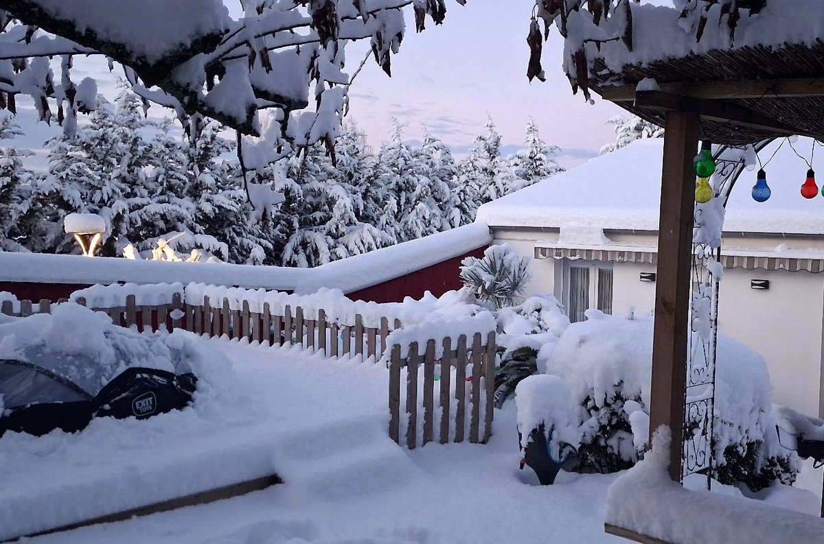 ❄️ La montagne ? Non, la Charente-Maritime ! L'épisode neigeux fut remarquable dans le département, ici à Saintes où la couche frôle les 30 cm ce matin du 6 janvier ! (© Sophie Bouron)