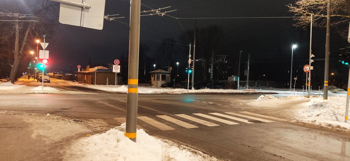 Sarkandaugavas mobilitātes punkta  ietvaros Sliežu/Tilta ielas X  realizēti, manuprāt, divi Rīgai unikāli luksofora risinājumi: divi asinhroni (?) iedegoši luksofori virzienā uz centru (pirms un pēc pārbrauktuves) un automātisks gājēju zaļais četros virz., ja pārbrauktuve ciet.