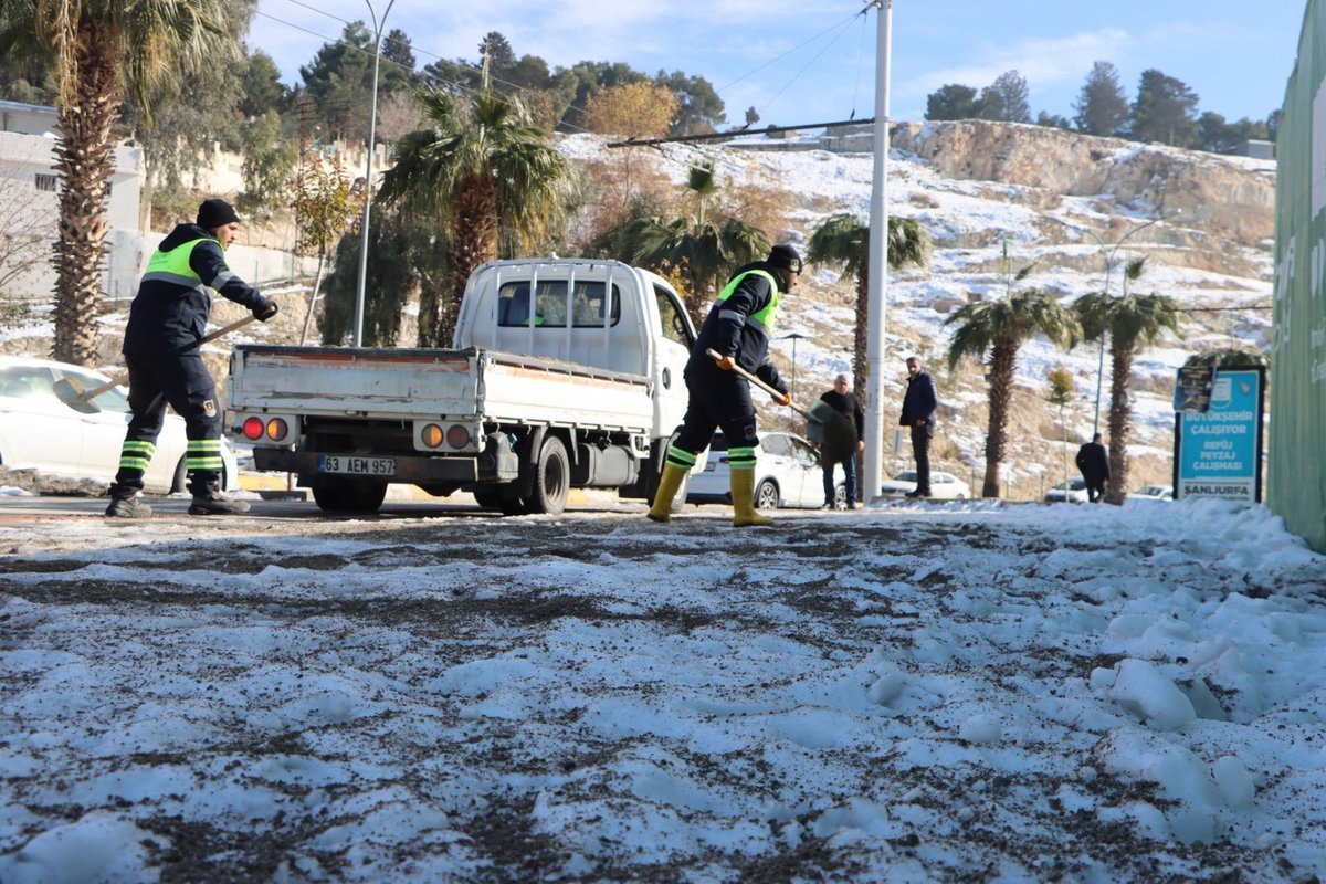 7/24 Buz ve Donla Mücadele Çalışmalarımız Devam Ediyor ❄️

Çevre Koruma ve Kontrol Daire Başkanlığımız, olumsuz hava koşullarına karşı şehir genelinde karla mücadele çalışmalarını aralıksız sürdürüyor.

Bu kapsamda 85 personel ve 30 araçtan oluşan ekiplerimiz, gece gündüz demeden