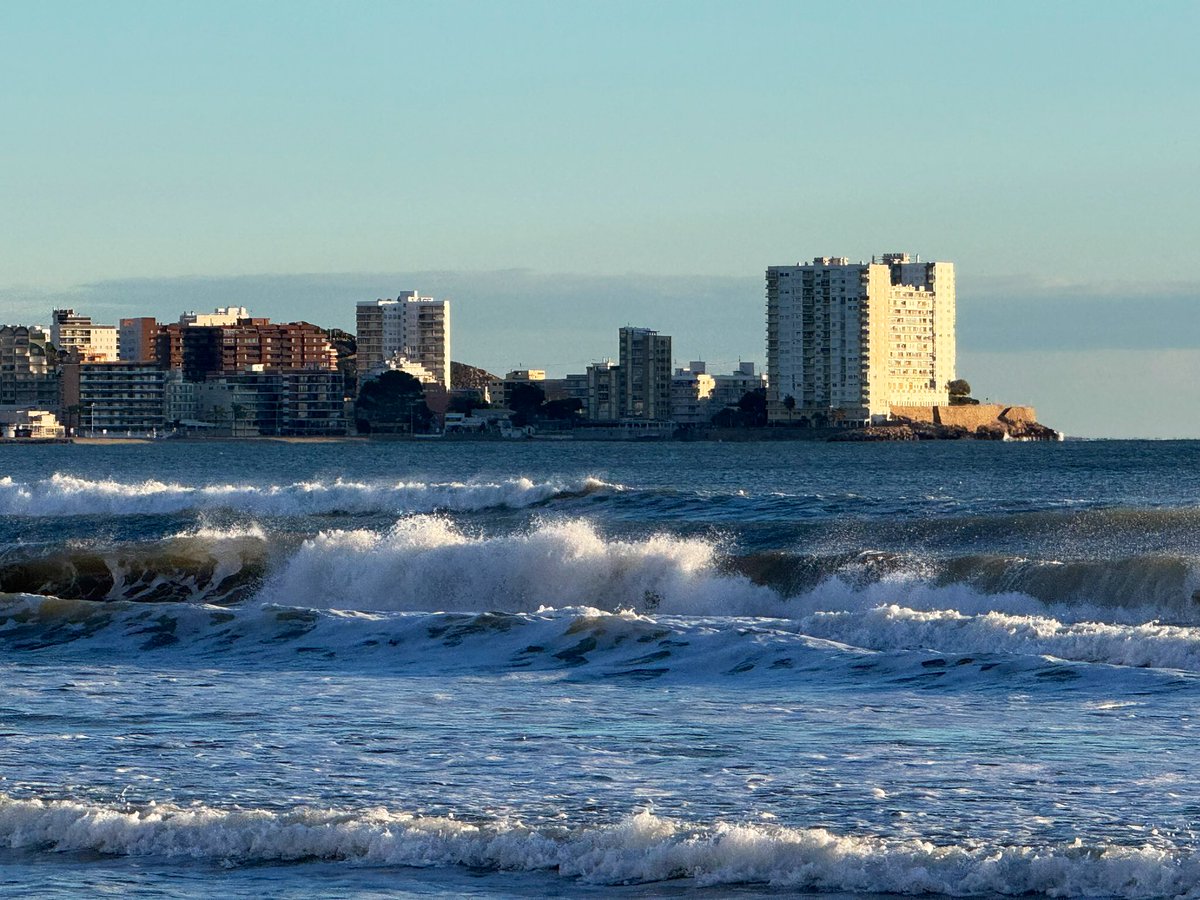 Bon dia! Los #ReyesMagos han venido en una madrugada muy fría. La tª. mínima fue de 4,1°C en #Cullera y el dia está despejado desde primera hora, con #viento de #mestral. La #máxima de hoy superará, por poco, los 10°C y se mantendrá este ambiente tan gélido la próxima madrugada.