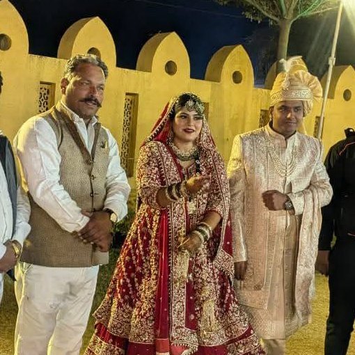 Vishal_aawaj's tweet image. इन दोनों तस्वीरों में एक व्यक्ति दिखाई दे रहा है जिसका नाम मकरंद बौद्ध है। ये कोई साधारण व्यक्ति नहीं है !

मकरंद बौद्ध ने ही एडवोकेट अनिल मिश्रा पर FIR करवाया है !

साधारण इसलिए नहीं है क्योंकि 
ये पुलिस रिकॉर्ड में वांछित अभियुक्त है

इसे न्यायालय द्वारा भी फरार घोषित किया गया…