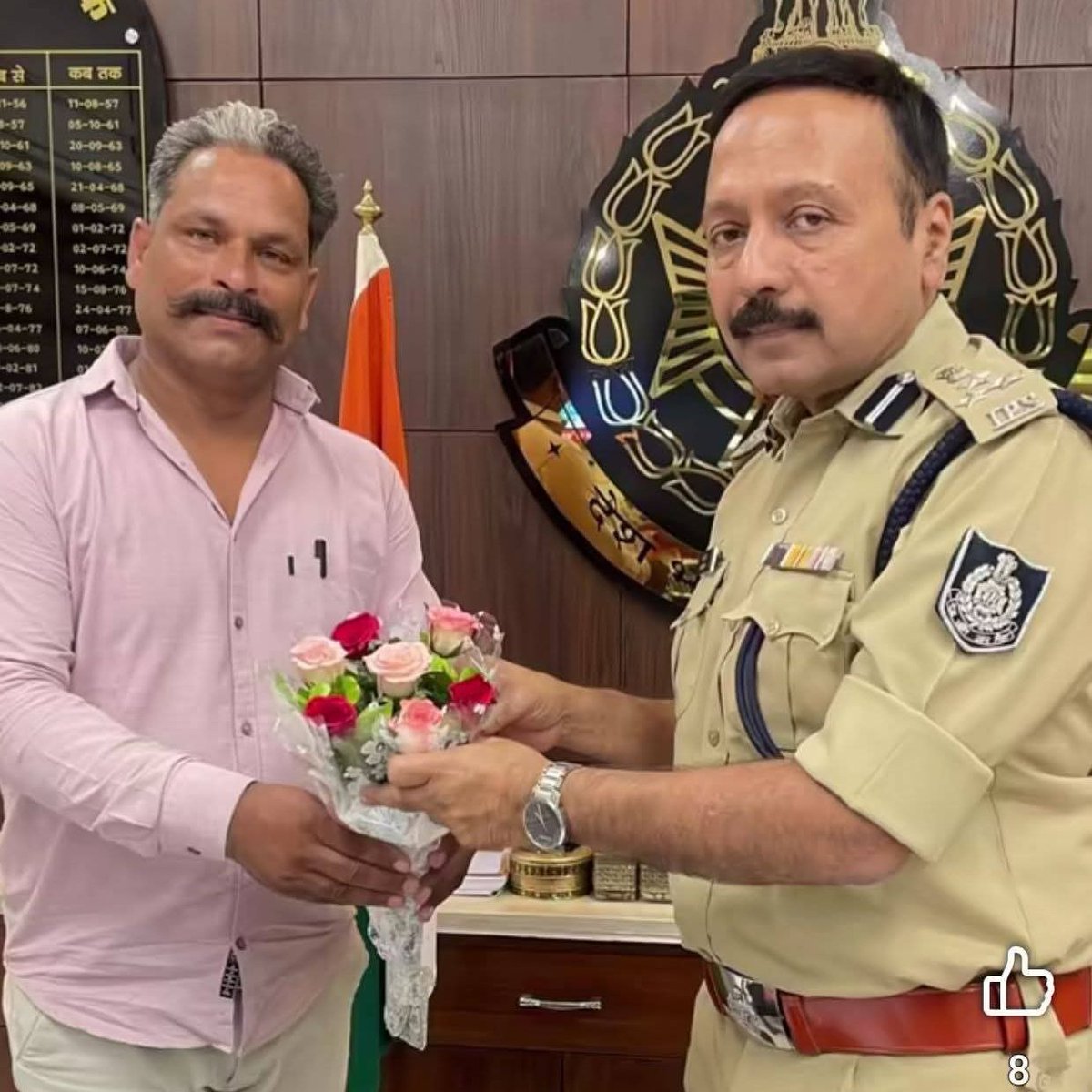 Vishal_aawaj's tweet image. इन दोनों तस्वीरों में एक व्यक्ति दिखाई दे रहा है जिसका नाम मकरंद बौद्ध है। ये कोई साधारण व्यक्ति नहीं है !

मकरंद बौद्ध ने ही एडवोकेट अनिल मिश्रा पर FIR करवाया है !

साधारण इसलिए नहीं है क्योंकि 
ये पुलिस रिकॉर्ड में वांछित अभियुक्त है

इसे न्यायालय द्वारा भी फरार घोषित किया गया…