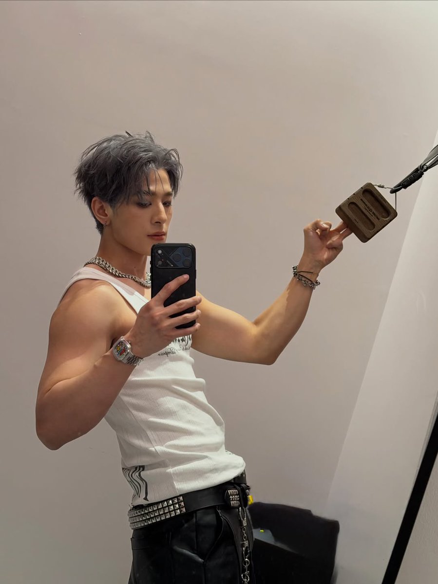 Imbbxx's tweet photo. คนที่หล่อขนาดนี้ ลงรูปเห็นหน้าบ่อยๆได้มั้ย🫠

#XXSIVK 
#PorscheSivakorn https://t.co/cQ4rwztz4y