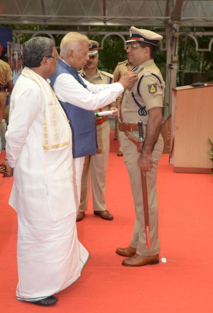 Nimmabhaskar22's tweet photo. Politics & Ideology Apart, I complement @siddaramaiah Sir for becoming the Longest Serving Chief Minister of our Karu Nadu. Running a Political Leadership at the Highest Level for such a long time is extremely tough  which no Management School of World can teach. Firmly Grounded at Grassroots is his Greatest Strength. 
Having served him when he was DyCM and CM, I have closely seen ; he has respected Officers who are Capable and Honest. Otherwise I have seen him Ruthlessly humiliating Dishonest and Incapable People. 
Sir May God bless you with Good Health and Long Life💐🌹🌺🌸🌞@brijeshkalappa