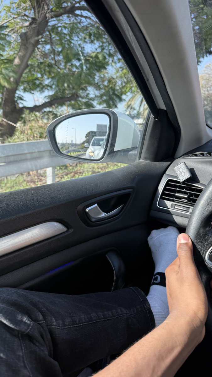 من زمان تسولف الريح عن شاله ..
كل عطرٍ ساقت الريح من يمه
وش عليه ان مرني شايفٍ حاله ..
وفي يدينه ينثر الليل و يلمه
وش عليه ان فزت الشمس لقباله ..
كم صباح سيّل الشمس من كمه
لو عيونه تجرح الشوف مختاله
ما تمل عيون مغليه من ضمه