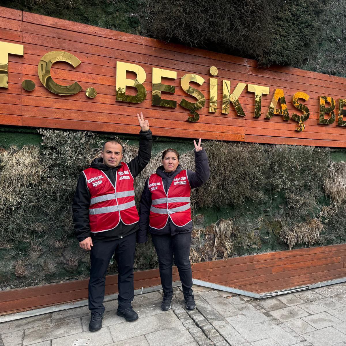 Beşiktaş Belediyesi'nde çalışırken haksız şekilde işten Atılan Turan Çil ve eşi Yeşim Çil belediye binası önünde direnerek işlerini geri istiyor.

İşlerine iade edilecekleri söylenerek "çocuklarınıza müjde verebilirsiniz" dediler, işe iade edilmediler.

Direnen işçiler kazanacak!