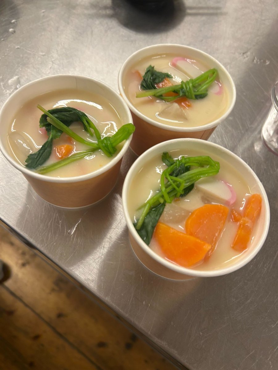 tam_koho's tweet photo. 大阪では、餅つきからの午後は初詣で大阪天満宮へ⛩️

お餅でお腹いっぱいになった後、お散歩に良い時間帯でした☀️

年末年始どう過ごしていた〜？と雑談したり、みん���で協力をして準備をしたり年始のよきスタートを切るイベントとなりました！ https://t.co/pzKSn2ei8N