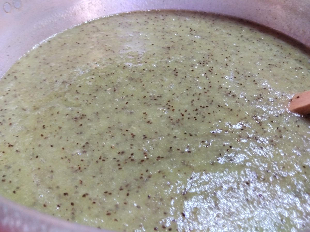 kouhei2708's tweet image. 昨日のみかん🍊に続き今日は豆酘の夕陽ジャムキウイ🥝作りました。
宜しくお願い致します🙇
　#対馬　#豆酘の夕陽ジャムキウイ🥝