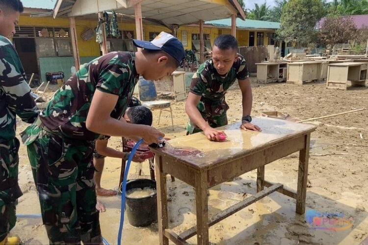 Bro, di lokasi terdampak TNI AD bergotong royong dengan pemda dan masyarakat, menunjukkan kepedulian nyata.
Bakti Nyata Prajurit