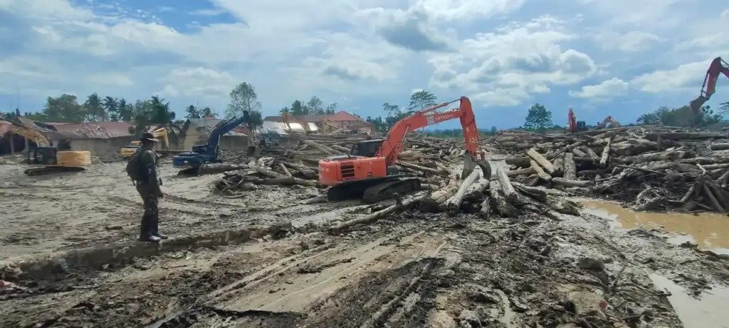 Dalam musibah yang datang tanpa peringatan, TNI AD Kita tampil sigap. Koordinasi cepat dilakukan, satuan langsung turun membantu.
Bakti Nyata Prajurit