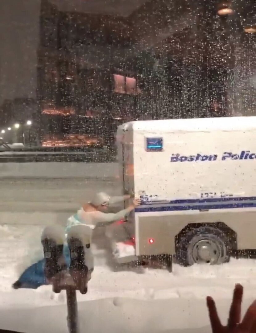 starfess's tweet image. Jokes jihoon Elsa never ending😭 -star

💭 Mungkinkah itu Jihoon oppa...? 👀
🐶 Bagaimana kamu tahu oppa masih bekerja bahkan setelah pulang kerja?
🐶 Beginilah cara oppa hidup... Mari kita semua tetap semangat meskipun keadaan sulit ya??