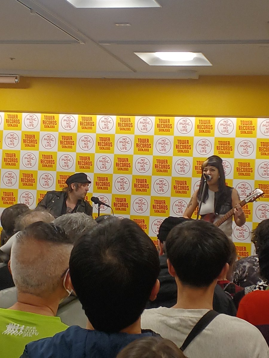 yogaku_avenue's tweet photo. B)東京からこんばんは!昨晩は #TheCourettes がインストアライヴしてくれたよ☆ちょっとレトロで結構パンキッシュなめちゃめちゃ元気もらえちゃうステージ♪新年早々みんな土曜の夜気分になってハッピーな気持ちで満たされるの巻。いやいやまだ月曜だったけどこれで一週間乗り切れそうね? https://t.co/OQ6SyvYVxt