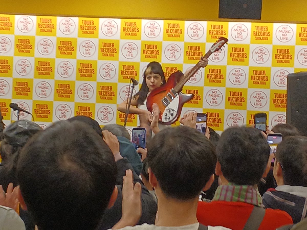 yogaku_avenue's tweet photo. B)東京からこんばんは!昨晩は #TheCourettes がインストアライヴしてくれたよ☆ちょっとレトロで結構パンキッシュなめちゃめちゃ元気もらえちゃうステージ♪新年早々みんな土曜の夜気分になってハッピーな気持ちで満たされるの巻。いやいやまだ月曜だったけどこれで一週間乗り切れそうね? https://t.co/OQ6SyvYVxt