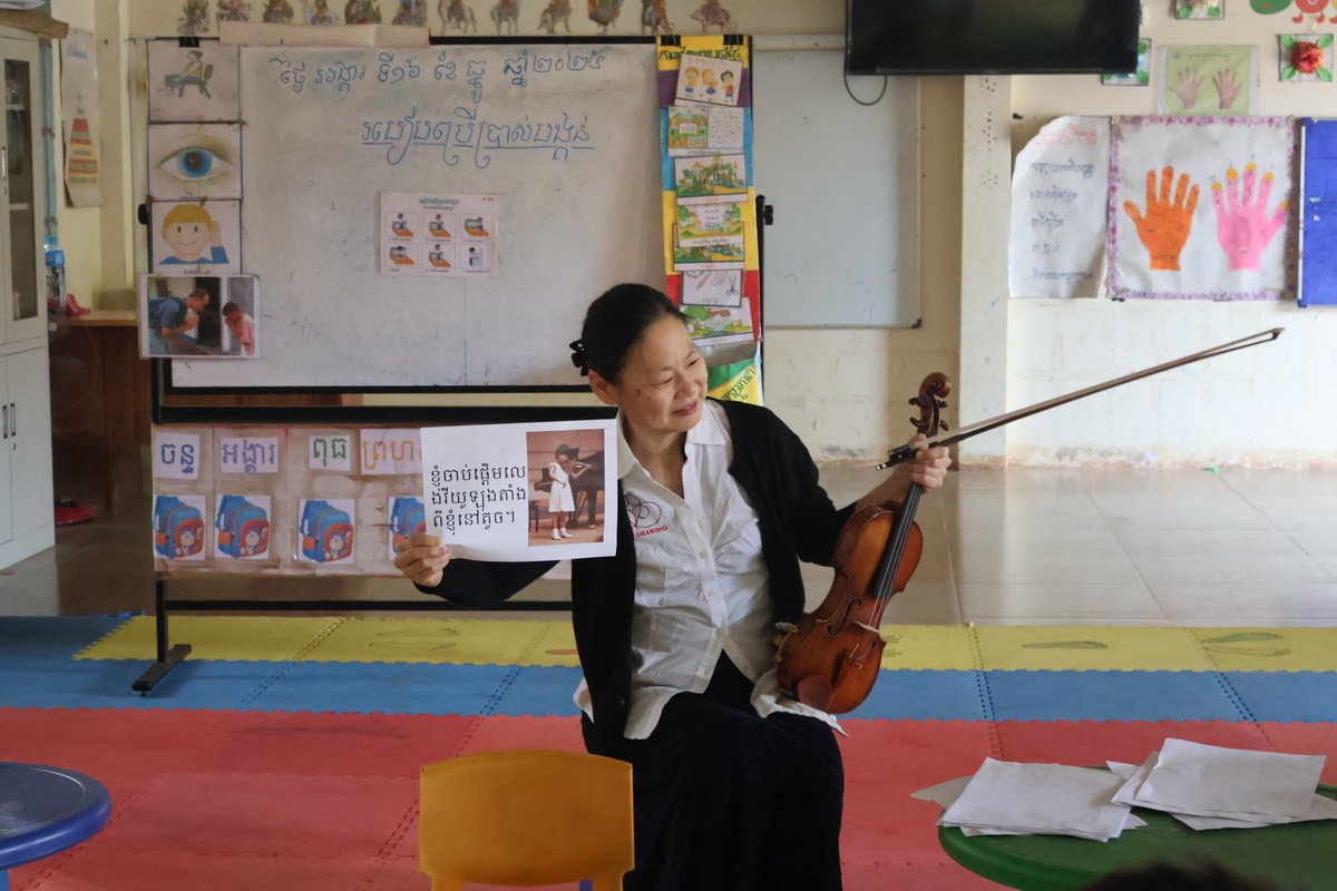 特定非営利活動法人 AAR Japan「難民を助ける会」の学校を訪問しました。
より音楽が身近なものになるよう、メンバーは演奏だけでなく各々の音楽の背景を紹介。
見て下さい～、お手製の紙芝居風資料はちゃんとクメール語で作られています！MIDORIは9歳の頃の写真を見せながら自己紹介♪