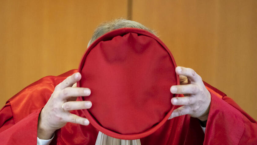 „Im Namen des Volkes“ – aber fast niemand darf mitlesen. Jährlich verschwinden Hunderttausende Urteile in Archiven, nur ein Bruchteil wird veröffentlicht. Braucht der Rechtsstaat mehr Transparenz? Diskutiert mit 👇t1p.de/vfw70
#DWN #Rechtsstaat #Transparenz #Justiz