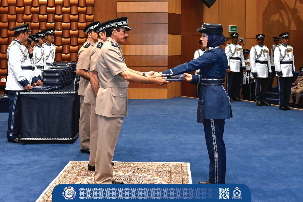 omanspire's tweet image. 🎓 As part of the Royal Oman Police Annual Day celebrations, Lt. Gen. Hassan bin Mohsin Al-Shuraiqi patronized the certificate-awarding ceremony for graduating officers at the Sultan Qaboos Academy for Police Sciences.
@RoyalOmanPolice
#RoyalOmanPolice #ROPDay #PoliceGraduation